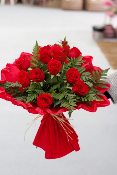 12-red-roses