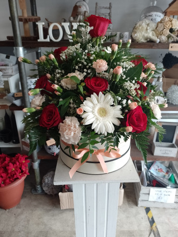 Ruby elegance hat box