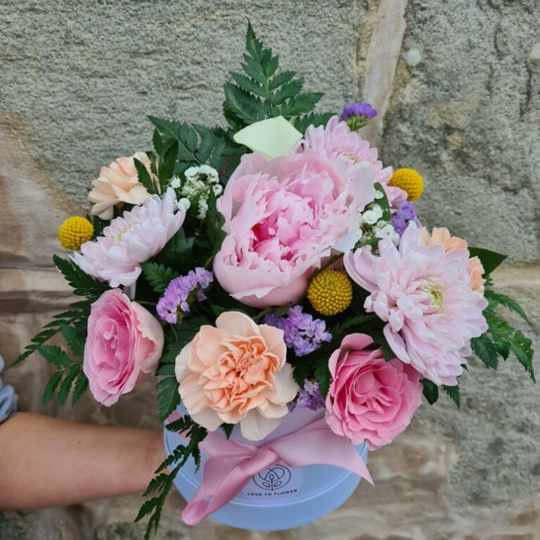 Seasonal flower hatbox flowers
