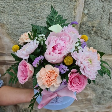 Seasonal flower hatbox flowers