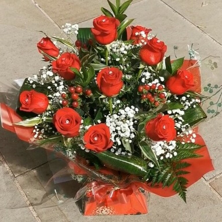 Dazzling dozen red roses