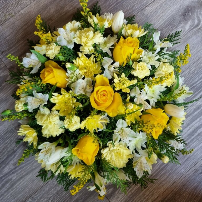 Yellow white posy