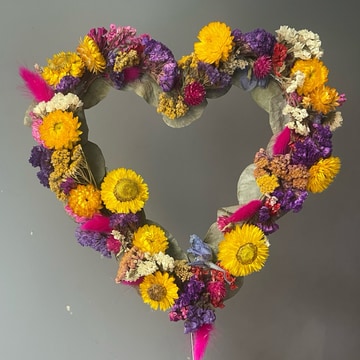 Dried flower heart cake topper