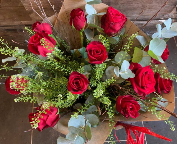 12 red roses