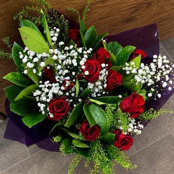 12 red roses