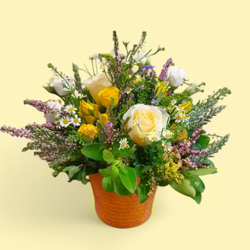 Easter coffee table flowe