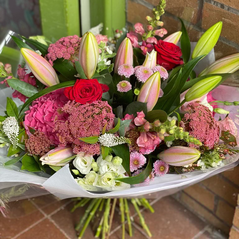 luxe-seasonal-hand-tied