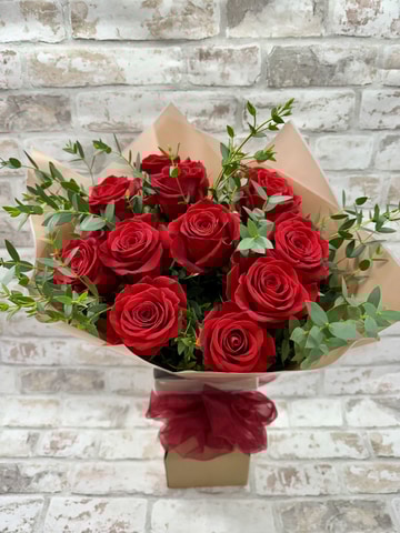 12 red rose hand tie