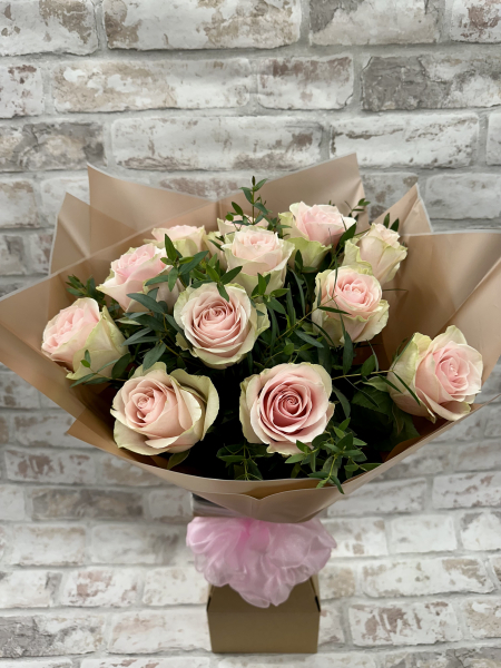 12 pink rose hand tie