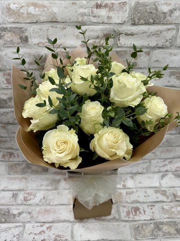 12 white roses hand-tie