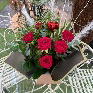 Trending six romance roses