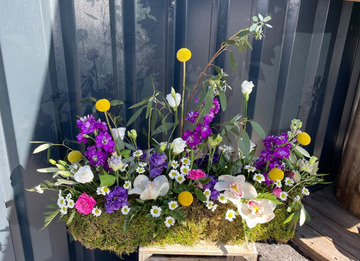 Floral linear tribute
