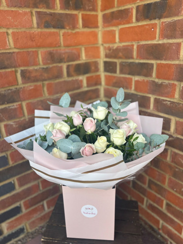 Rose hand-tied bouquet
