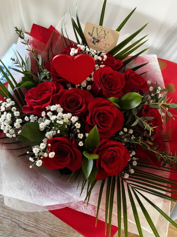 12 red roses