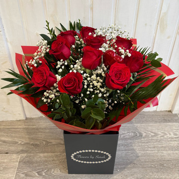 Luxury dozen red roses