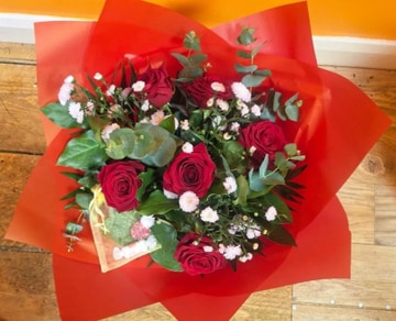 6 red roses