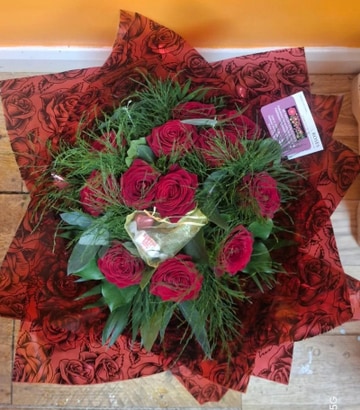 12 red roses