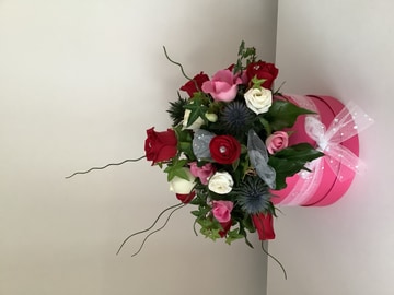 Hat box with 12 roses
