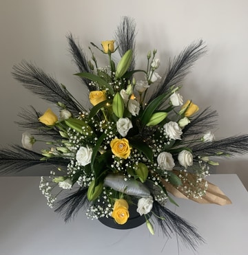 Hat box with 12 roses