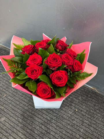 12 red roses