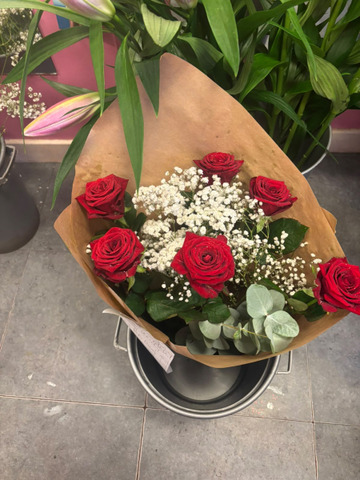 Classic six roses