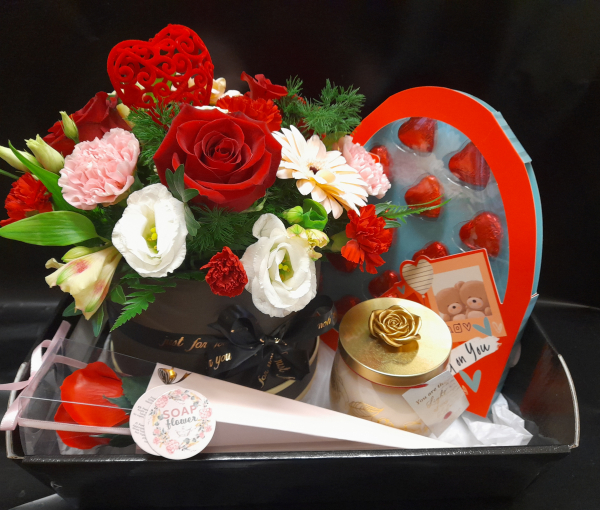 Hatbox hamper