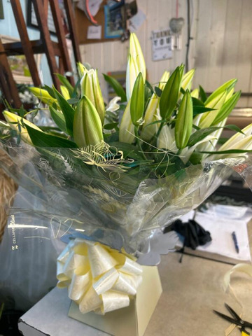 Elegant lily bouquet