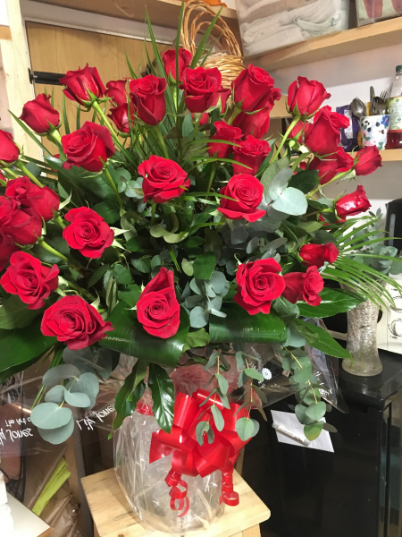 Deluxe vase of roses