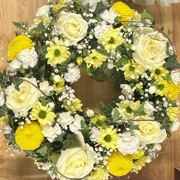 Elegant yellow-white wreath