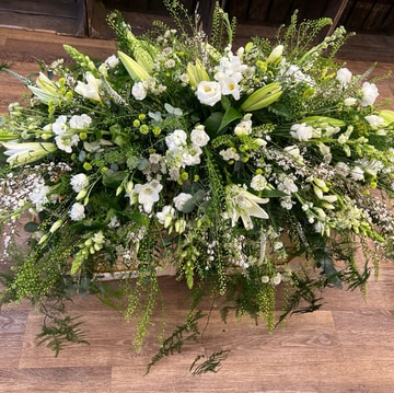 Elegant casket spray