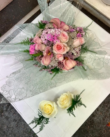 Wedding bqt buttonholes