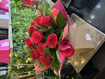 12 luxury red roses