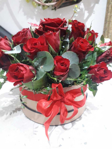 Classic red rose hat box