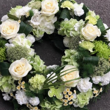 Creams wreath ring