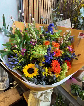 Floral touch handtie