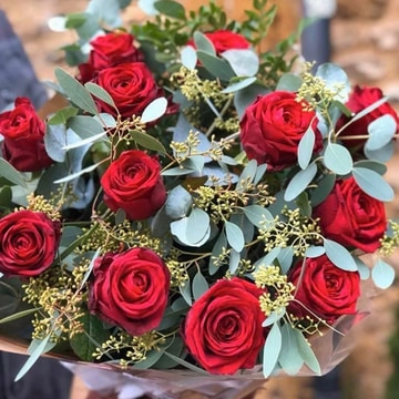 Luxury 12 red roses