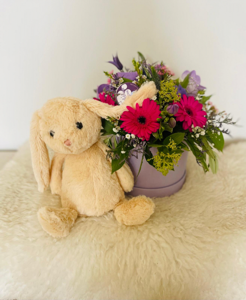 Bunny with hatbox