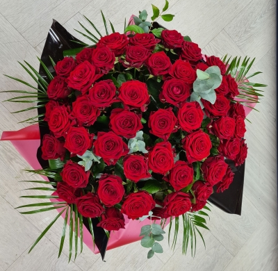 50 red roses
