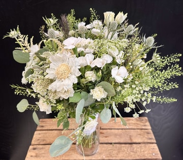 Neutral vase arrangement