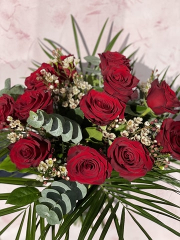 12 long steamed roses