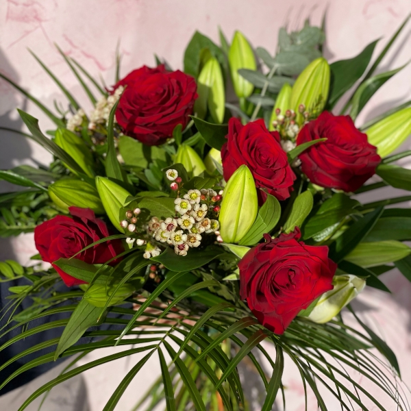 Lilly and rose bouquet