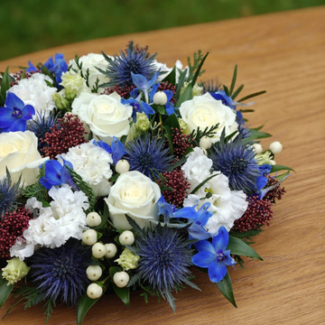 Red white-blue posy