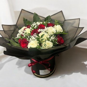 Mixed rose handtied