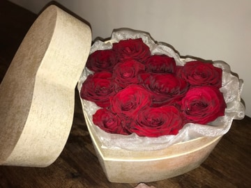 Grand red roses hatbox