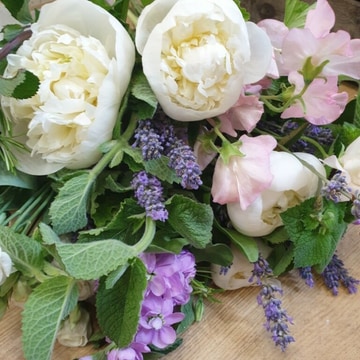 Scented seasonal hand tie