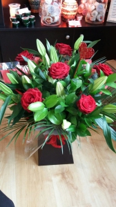 6 roses with white lilies