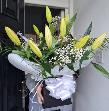 Pure white lily gift box