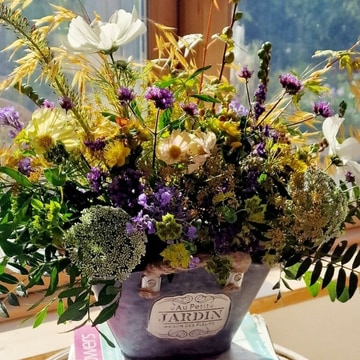 Wicklow-wildflower-container-arrangement