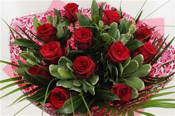 Dozen red roses