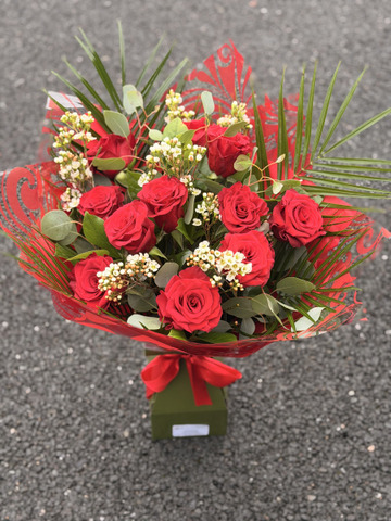 Dozen red roses